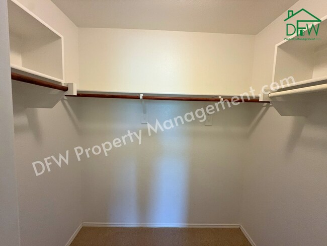 Building Photo - Elegant and Spacious 5-Bedroom Home for Lease in Fort Worth