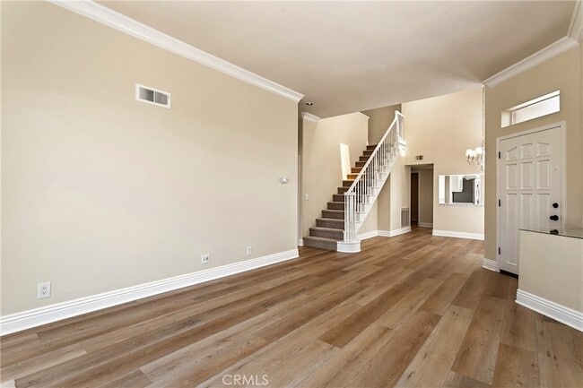 Building Photo - 11 Reina