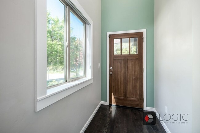 Building Photo - Stunning Row End Townhome In Excellent Loc...