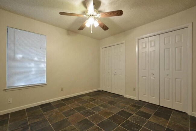 Building Photo - 9410 E Meadow Vale