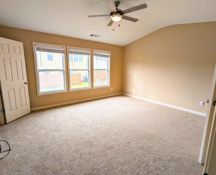 Building Photo - 300 Knelston Oak Dr NE