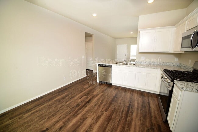 Building Photo - 3004 E 12th St