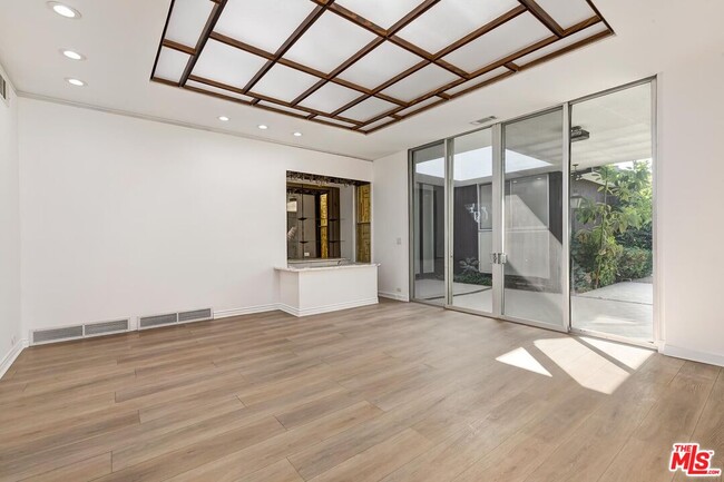 Building Photo - 719 N Bedford Dr