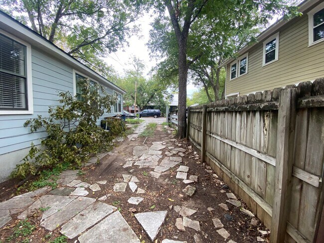 Building Photo - Cute and Cozy 1/1