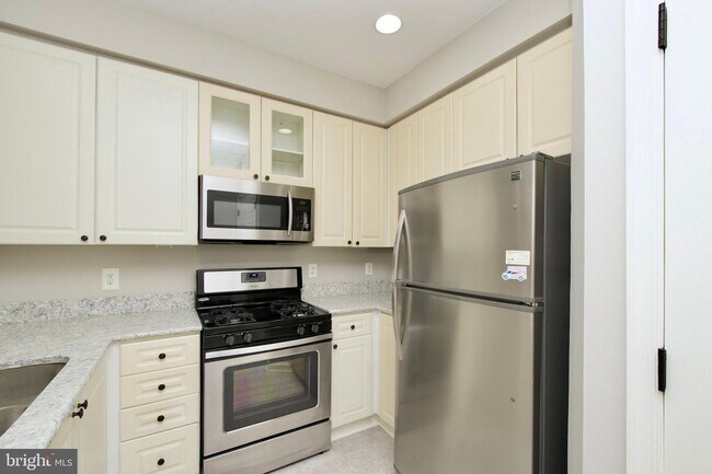 Building Photo - 2324 Henshaw Pl