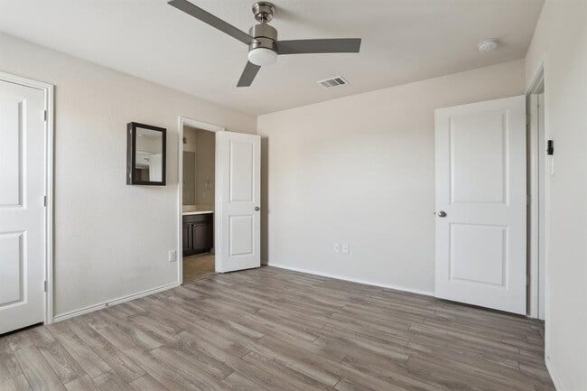 Building Photo - 5713 Kennedy St