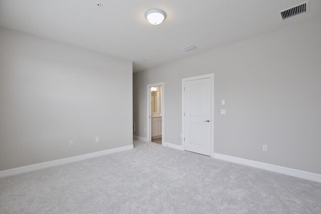Building Photo - Luxurious 3/3.5 Spacious Townhome with a B...