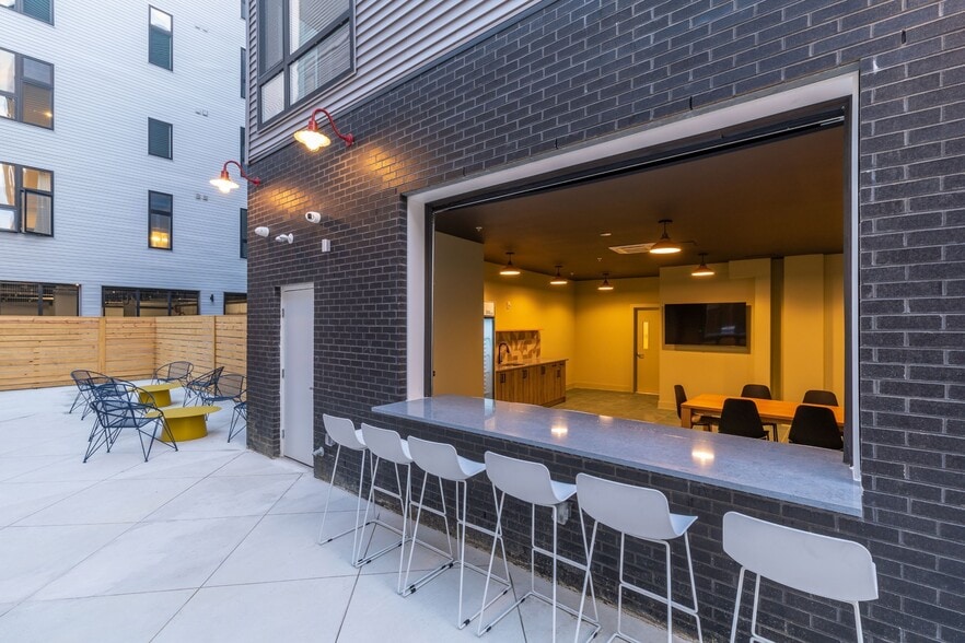 Building Photo - 629 W Girard Ave