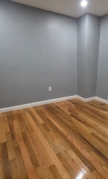 Building Photo - 18 Mascot St