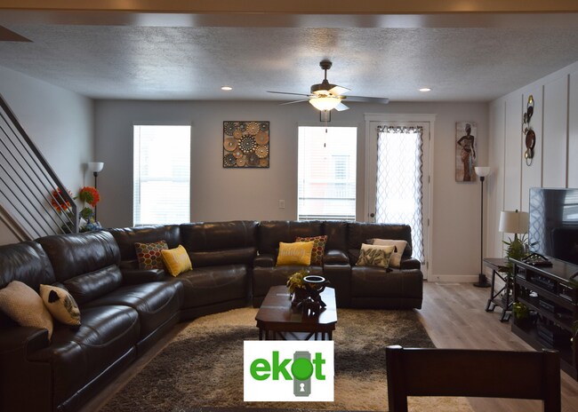 Building Photo - Spacious Townhome Near Shopping! 3 BD 2.5 BTH