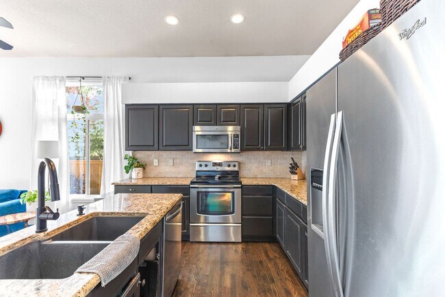 Building Photo - 5 Bedroom Available in Timber Creek