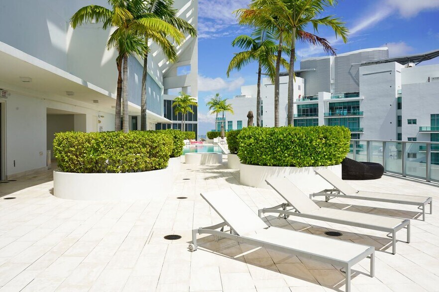 Building Photo - 1300 Brickell Bay Dr