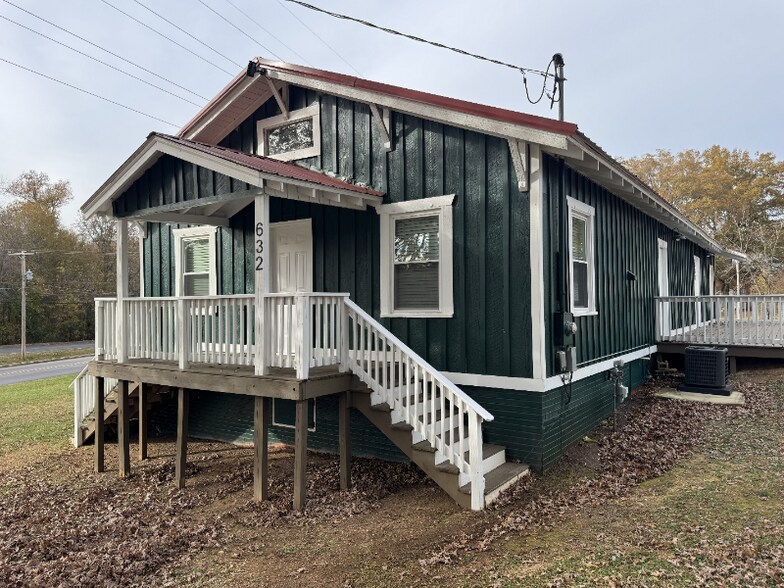 Primary Photo - 632 Graham St