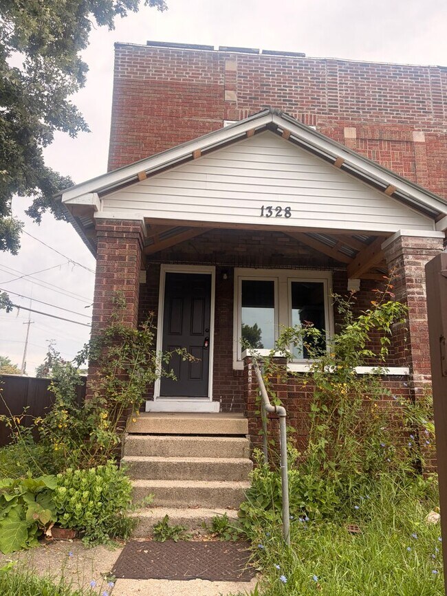 Building Photo - Newly Updated 2-Bedroom, 1 bath | Modern Finishes | $1,250/Month