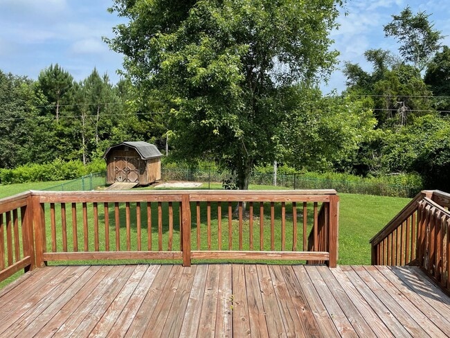 Building Photo - 3 BED, 2 BATH BRICK HOME LOCATED IN COUNTR...