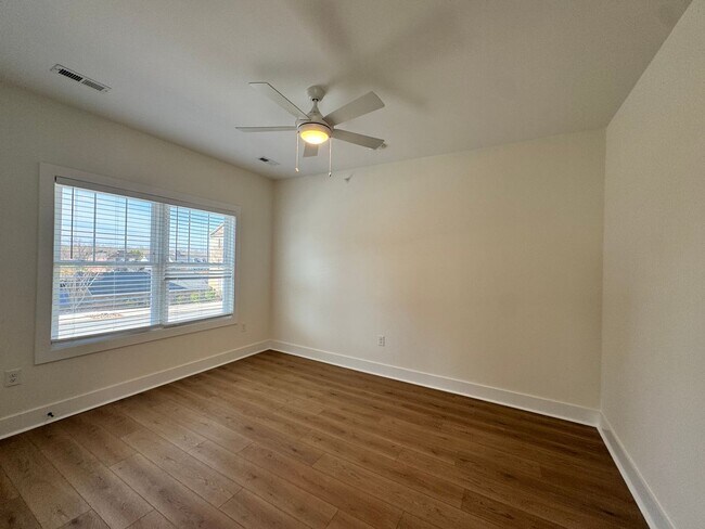 Building Photo - THE CROWN AT CORNESTONE