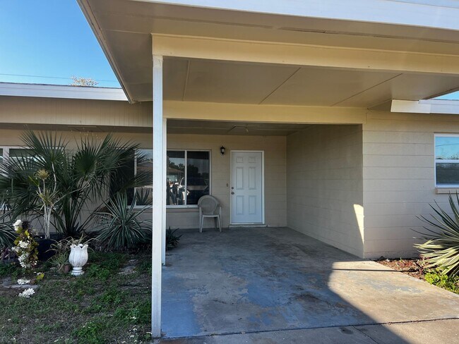 Building Photo - 2BD/1BA/Single carport - Venice