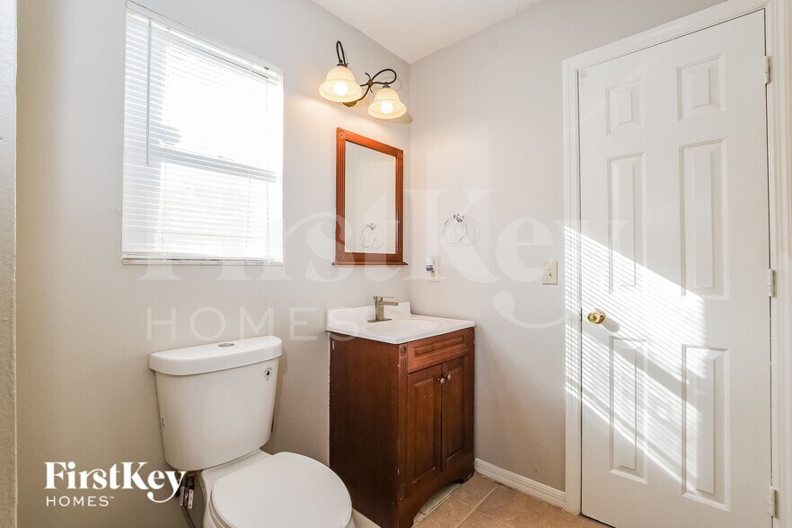 Building Photo - 3208 Buckland St