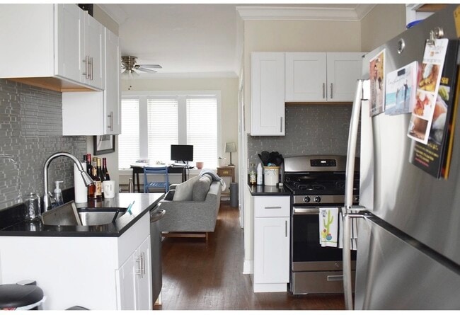 Building Photo - 3819 N Greenview Ave