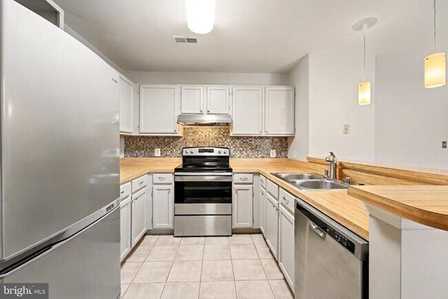 Building Photo - 102 Chesterfield Ln