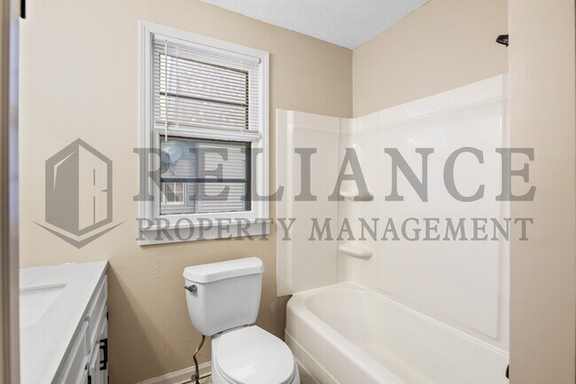 Building Photo - 221 S Glenn St