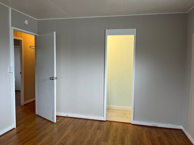 Building Photo - Wonderful Kaneohe 3 bedrooms, 1.5 bath House with Carport - Avail now!