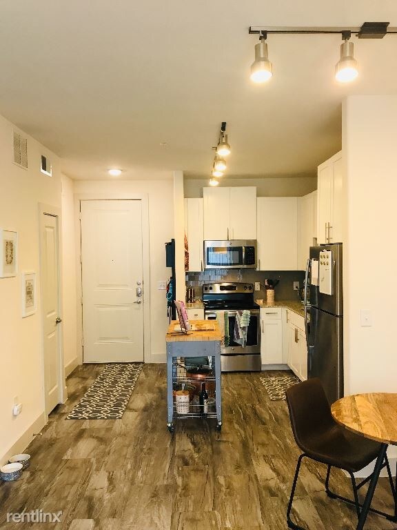 Building Photo - 1 br, 1 bath Apartment - 3211 Palm Way