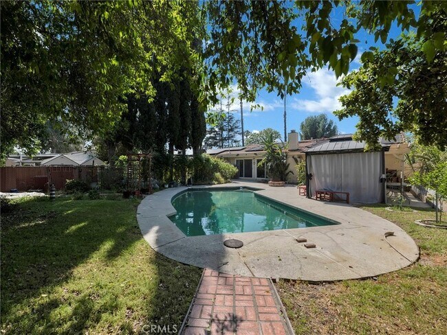 Building Photo - 10918 Reseda Blvd