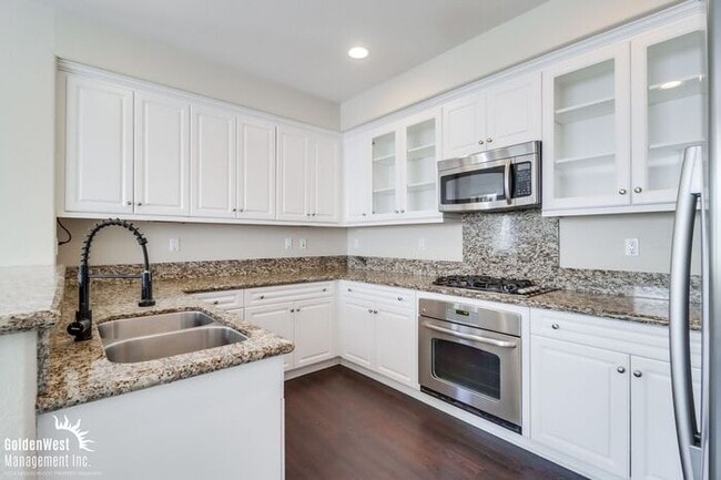 Building Photo - Bright & Spacious 2Bdm 2Ba Townhome in Eas...