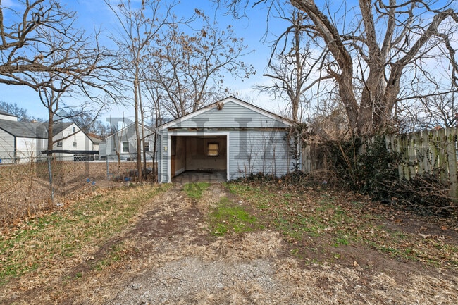 Building Photo - 1913 N Hood St
