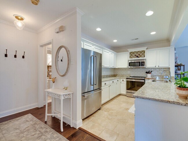 Building Photo - A picture perfect cottage home ready for you with community pool!