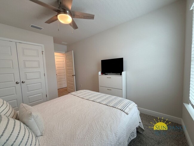 Building Photo - Stunning 3 Bedroom Townhouse in Brittany Oaks!