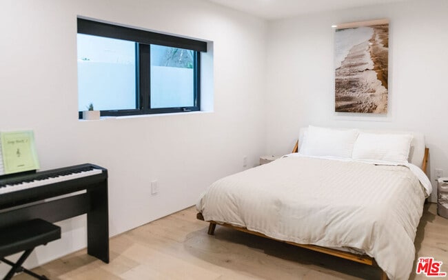 Building Photo - 606 N Ardmore Ave