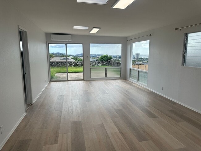 Building Photo - Renovated 3 bedroom 2 bath home in Pearl City