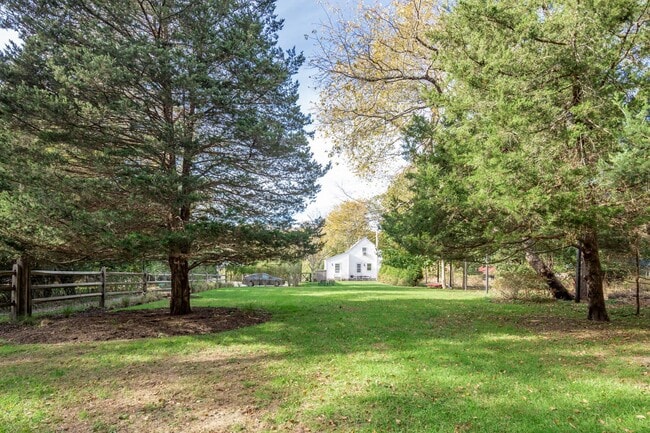 Building Photo - 706 Springs Fireplace Rd