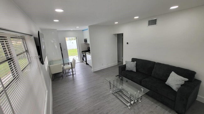 Building Photo - 821 NE 6th St