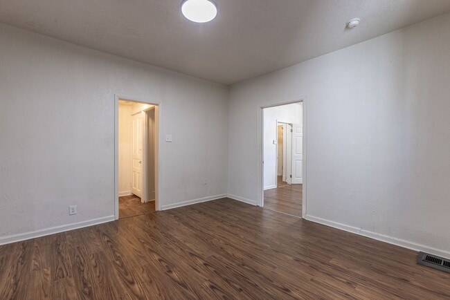 Building Photo - AVAILABLE OCTOBER 15th - Quirky 3+ Bedroom...
