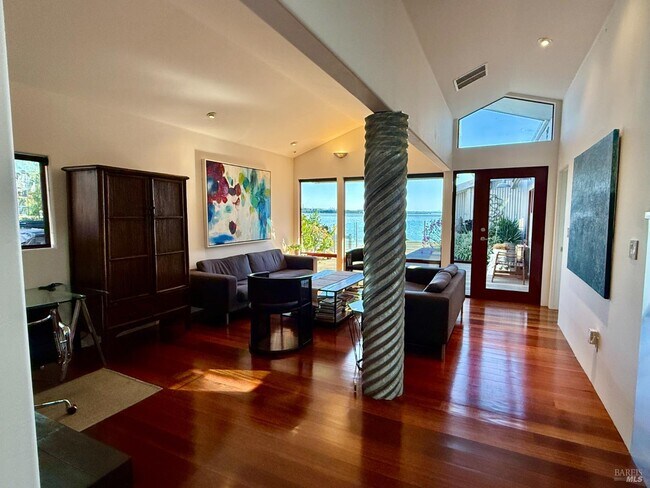 Building Photo - 4 Sandy Beach Rd