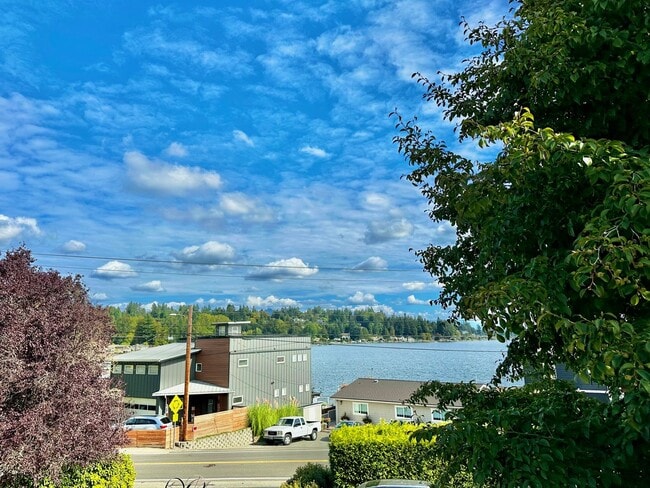 Building Photo - Newly Remodeled Top-Floor Duplex w/ Lake a...