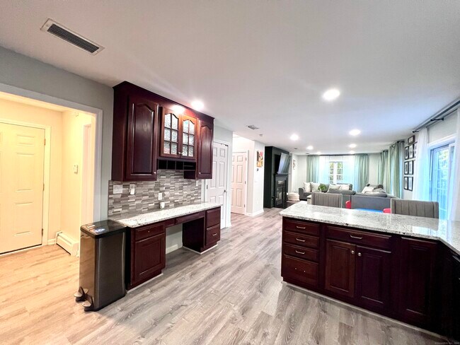 Building Photo - 4 Cobblestone Ct