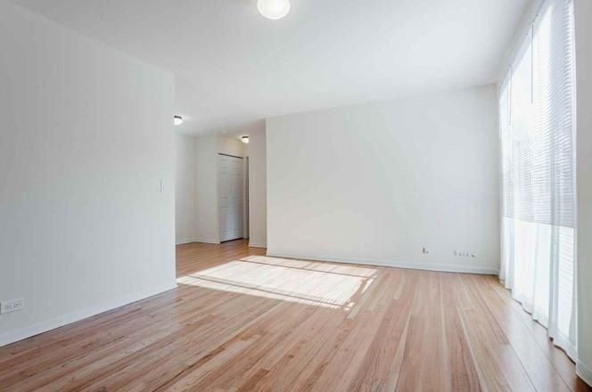 Building Photo - 424 W Oakdale Ave