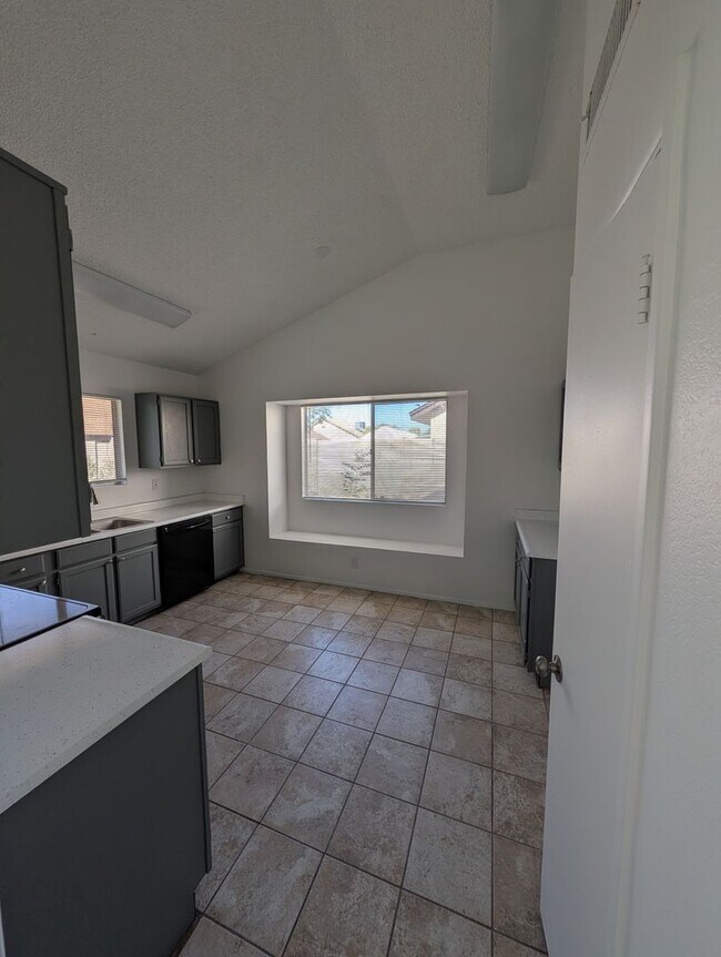 Building Photo - Sharp 3 Bedroom Home w/Pool in Glendale