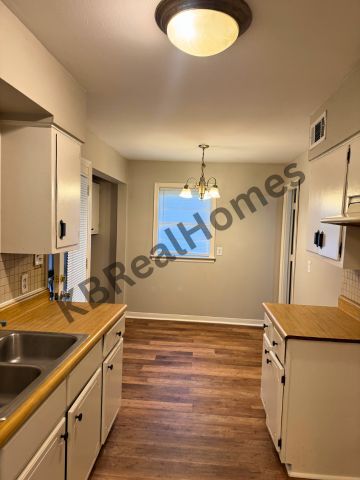 Building Photo - 1938 Gayle Ave