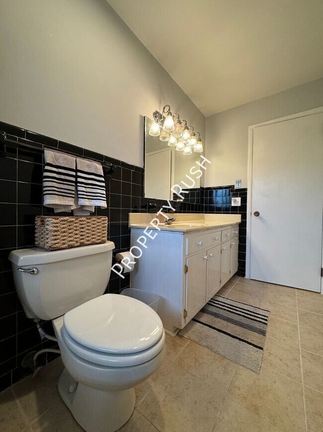 Building Photo - 2307 Arroyo Dr