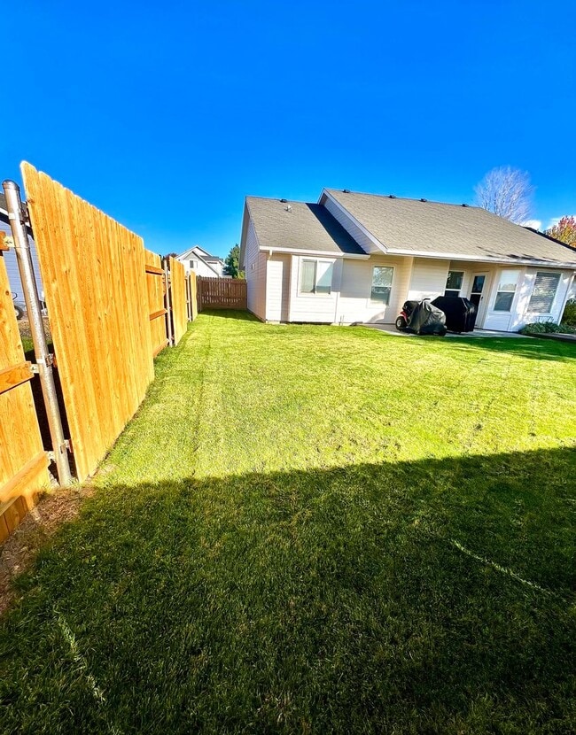 Building Photo - 3 Bed 2 Bath Single Level Home with 3 Car ...