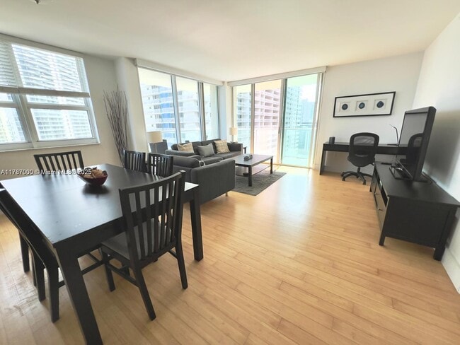 Building Photo - 1155 Brickell Bay Dr