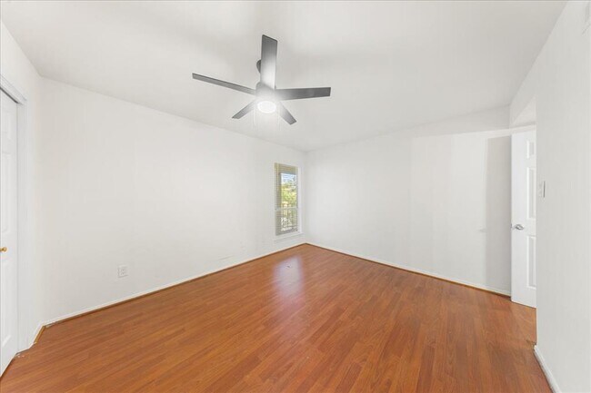 Building Photo - 6910 Hart Ln