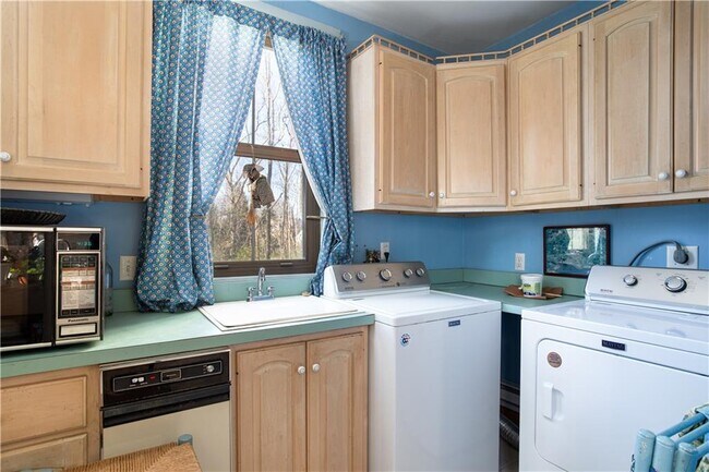 Building Photo - 138 Elm Dr