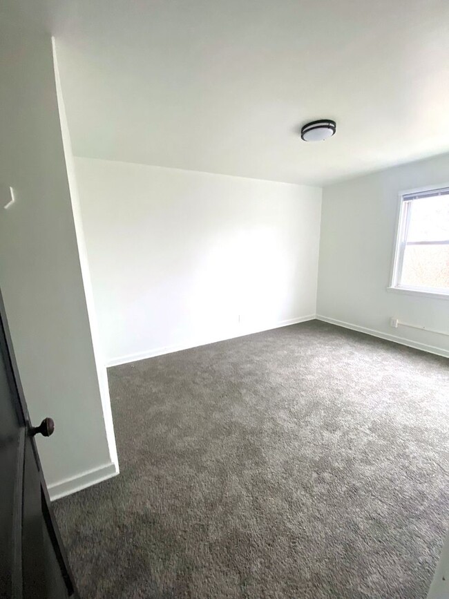 Building Photo - Renovated Split Level Townhome!