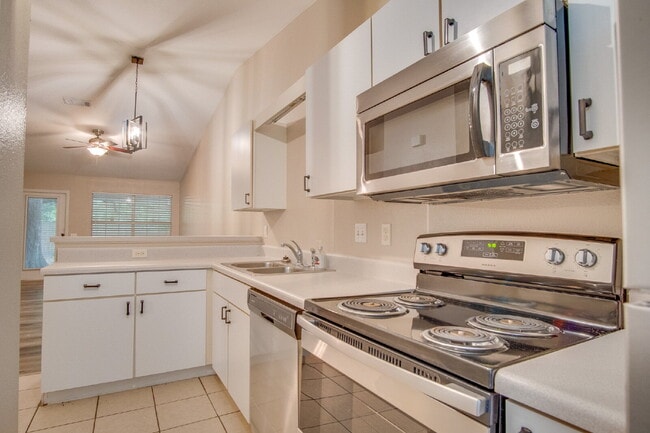 Building Photo - Adorable Updated 2BR Cottage-Style Townhom...